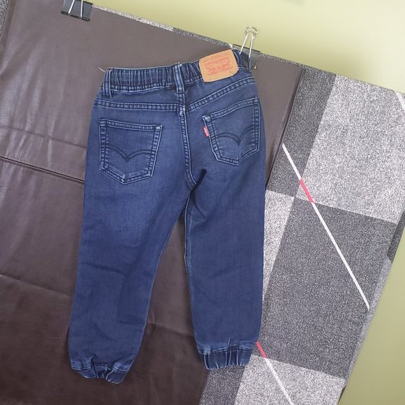 3/$20 Levi’s jeans age 4 - 5 - Picture 4 of 5